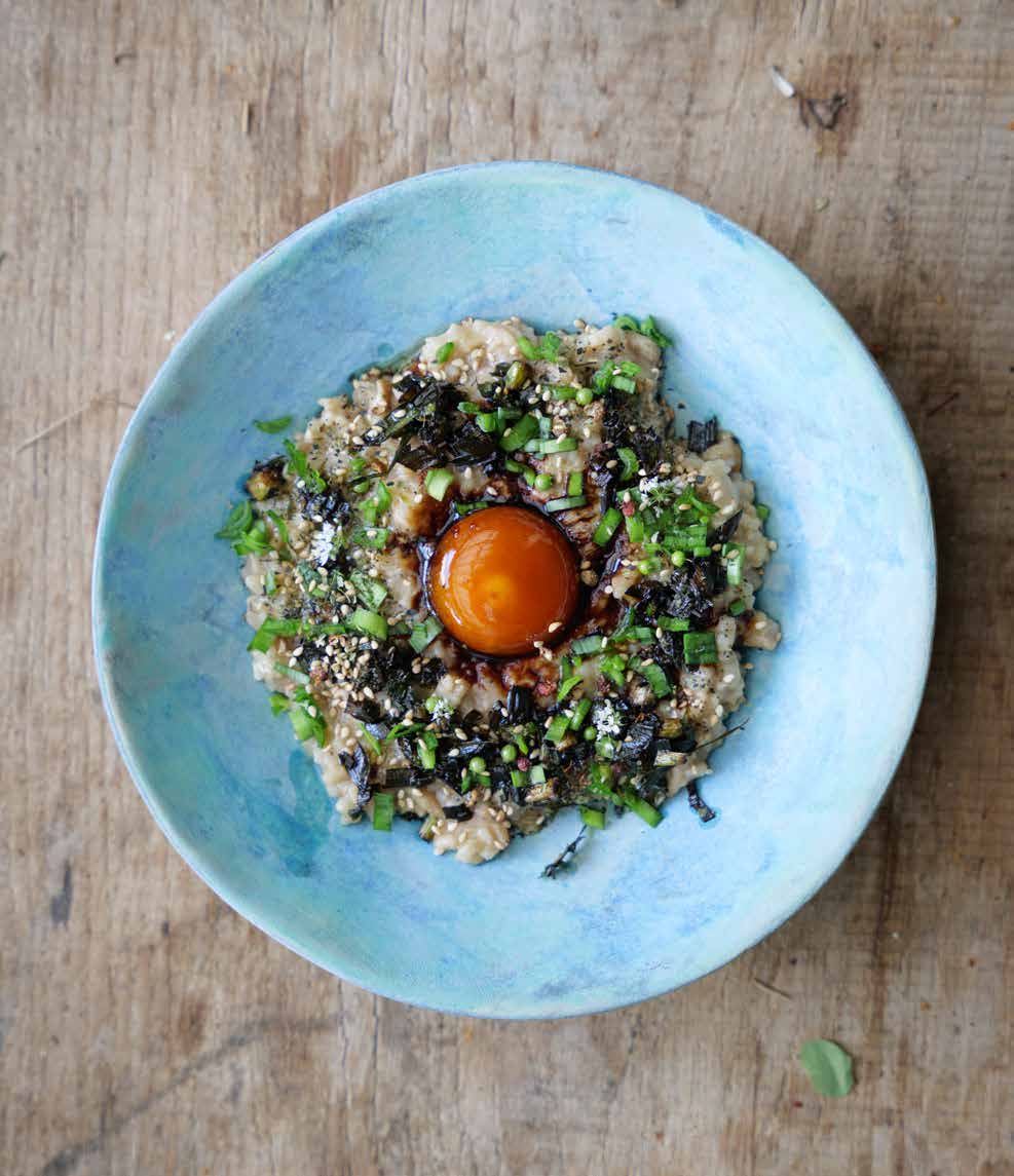 Congee med hulstokket rørhat og soyaæggeblomme