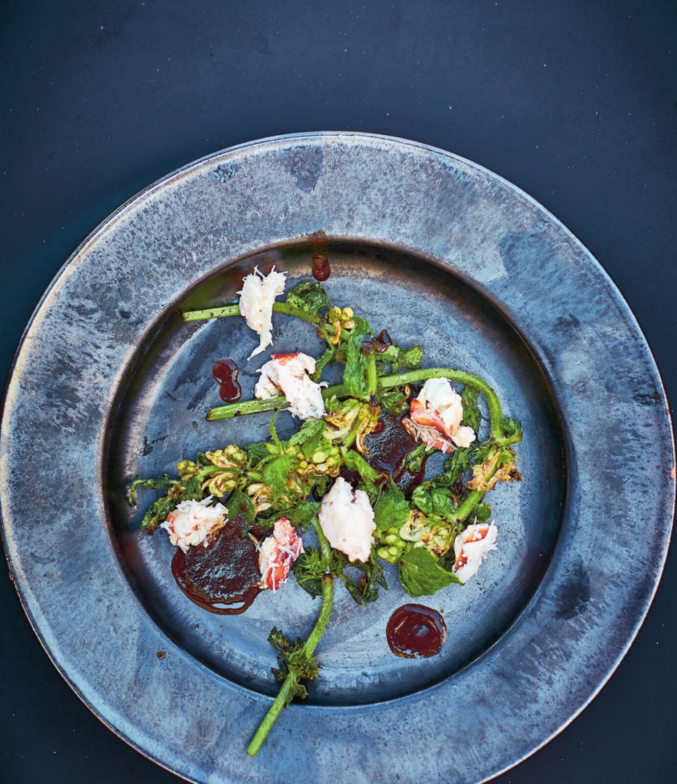 Grillede nælder med taskekrabbe og bisque