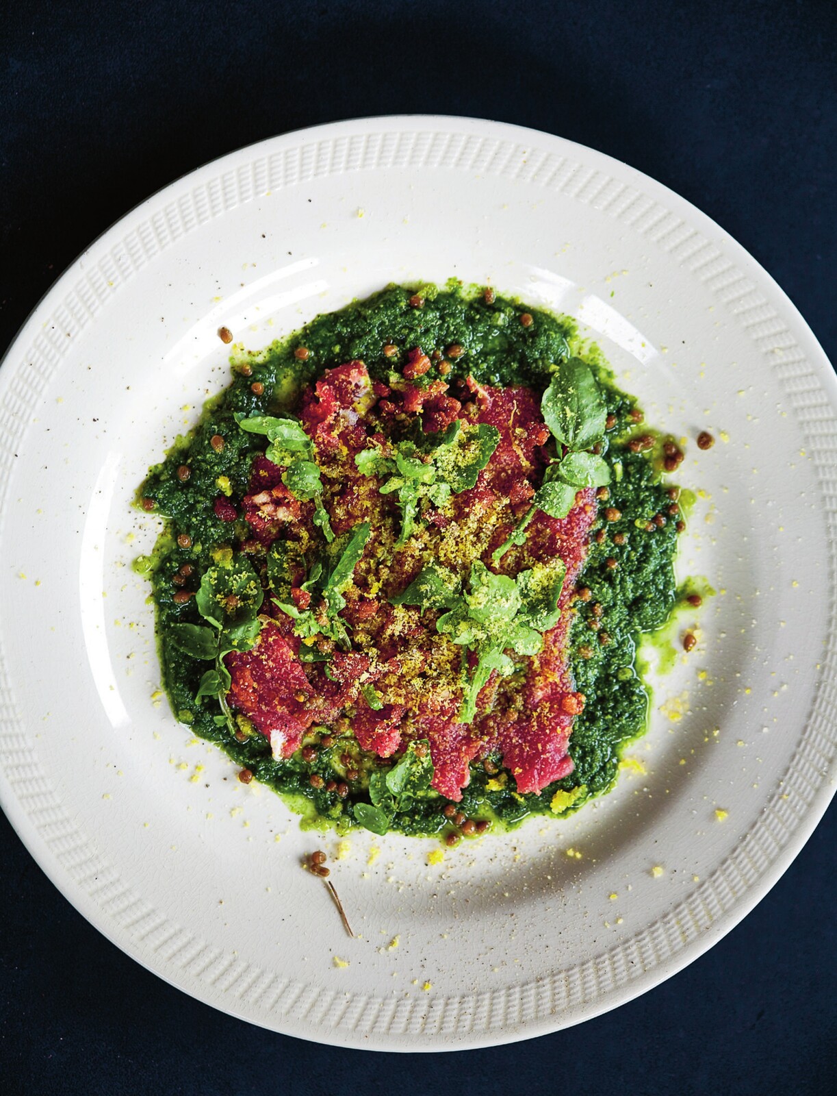 Tatar, saltet æggeblomme, brøndkarsepuré, fedtegrever og syltede hyldekapers